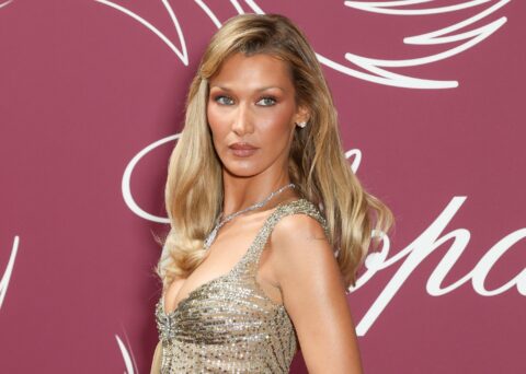 Honey blonde: Το it-haircolor που απογειώνει την μπρονζέ επιδερμίδα
