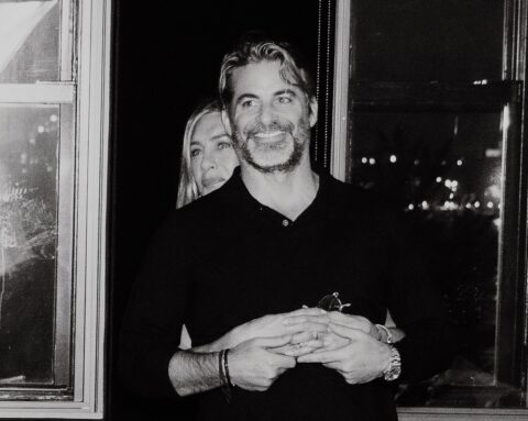 Jennifer Aniston και Jim Curtis ζουν τον έρωτά τους στην Ισπανία: Οι αγκαλιές και τα καυτά φιλιά σε σκάφος (φωτογραφίες)