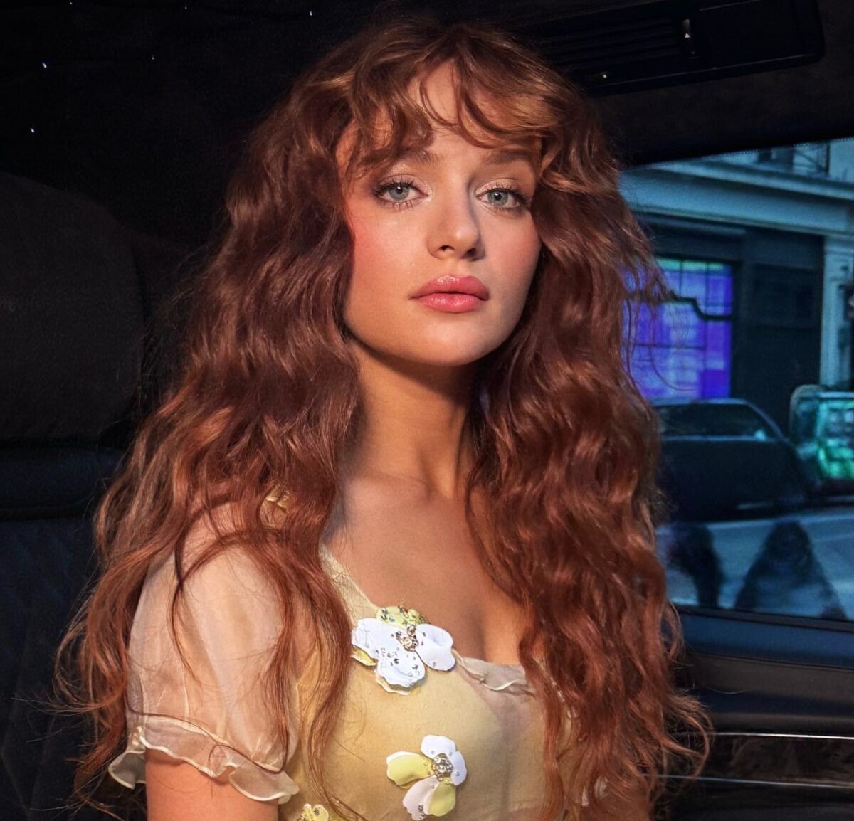 Τα «wicked bangs» της Joey King είναι έμπνευση αν έχεις αφέλειες – και είχαν την υπογραφή του Δημήτρη Γιαννέτου