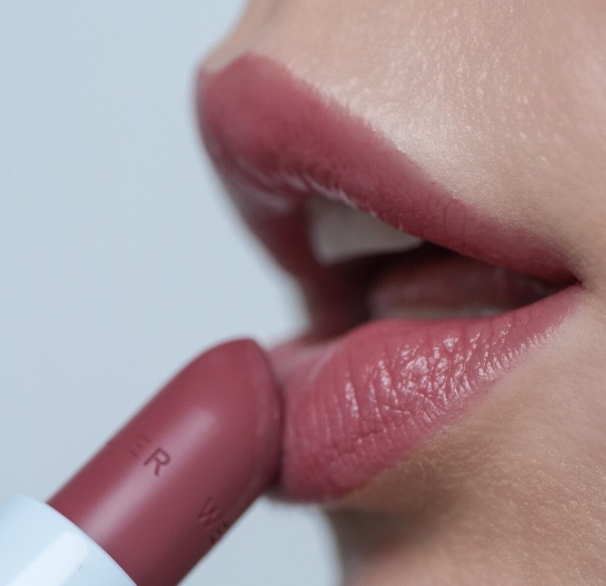 Lip balm: Το λάθος που οι ειδικοί θέλουν να αποφεύγεις για υγιή χείλη