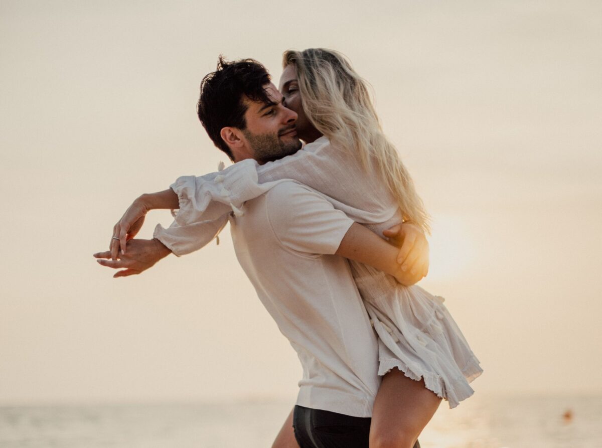 Μήπως έχεις πέσει «θύμα» love bombing; Τα σημάδια που δεν πρέπει να αγνοήσεις