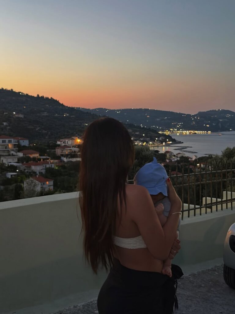 Η Μαριαλένα Ρουμελιώτη με τον 2 μηνών γιο της