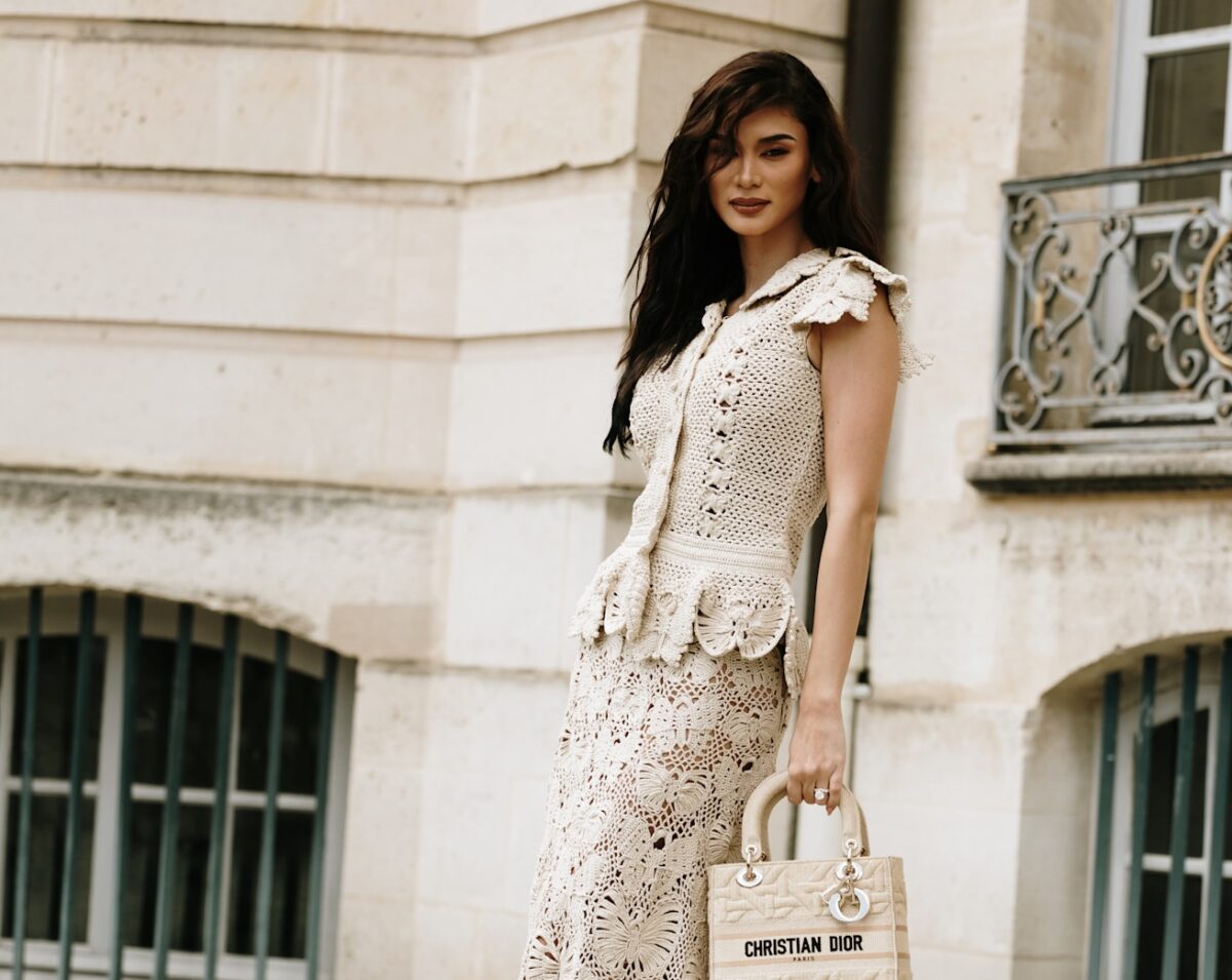 Summer style the Paris way: 5 microtrends που έχουν λατρέψει οι Γαλλίδες και φορούν ξανά και ξανά