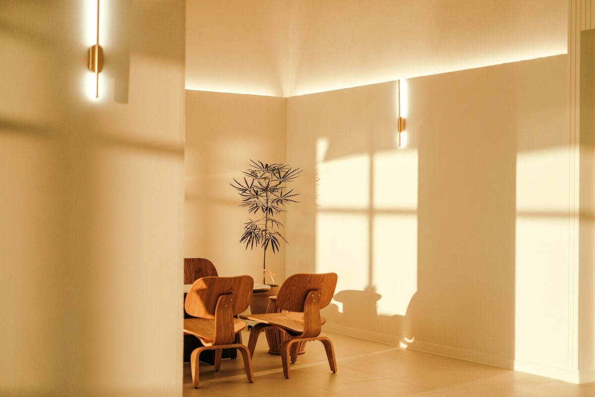 Το deco tip που αλλάζει τα πάντα: Σχεδίασε το σπίτι σου για τις 8 μμ και όχι για τις 12 το μεσημέρι