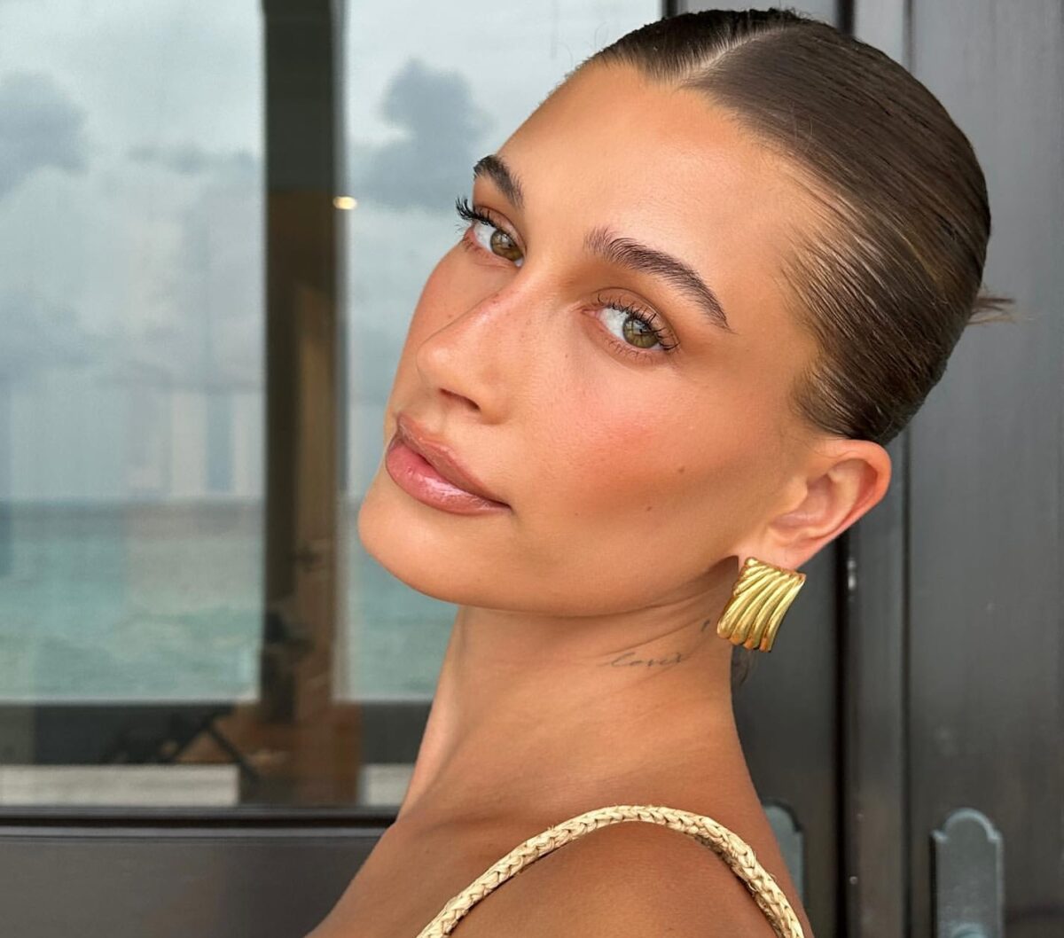 Slicked-Back Bun: Πώς θα κάνεις εύκολα το αγαπημένο χτένισμα των σταρ