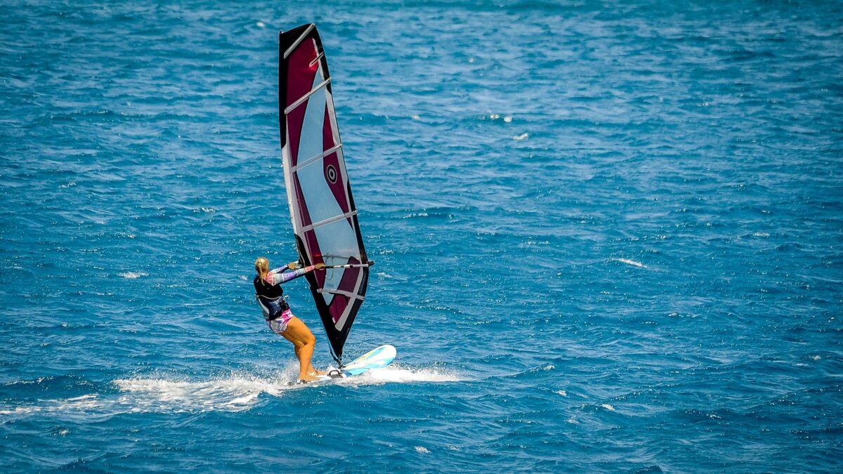 Γυναίκα κάνει windsurfing