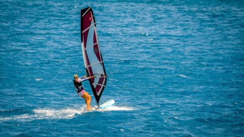 Γυναίκα κάνει windsurfing