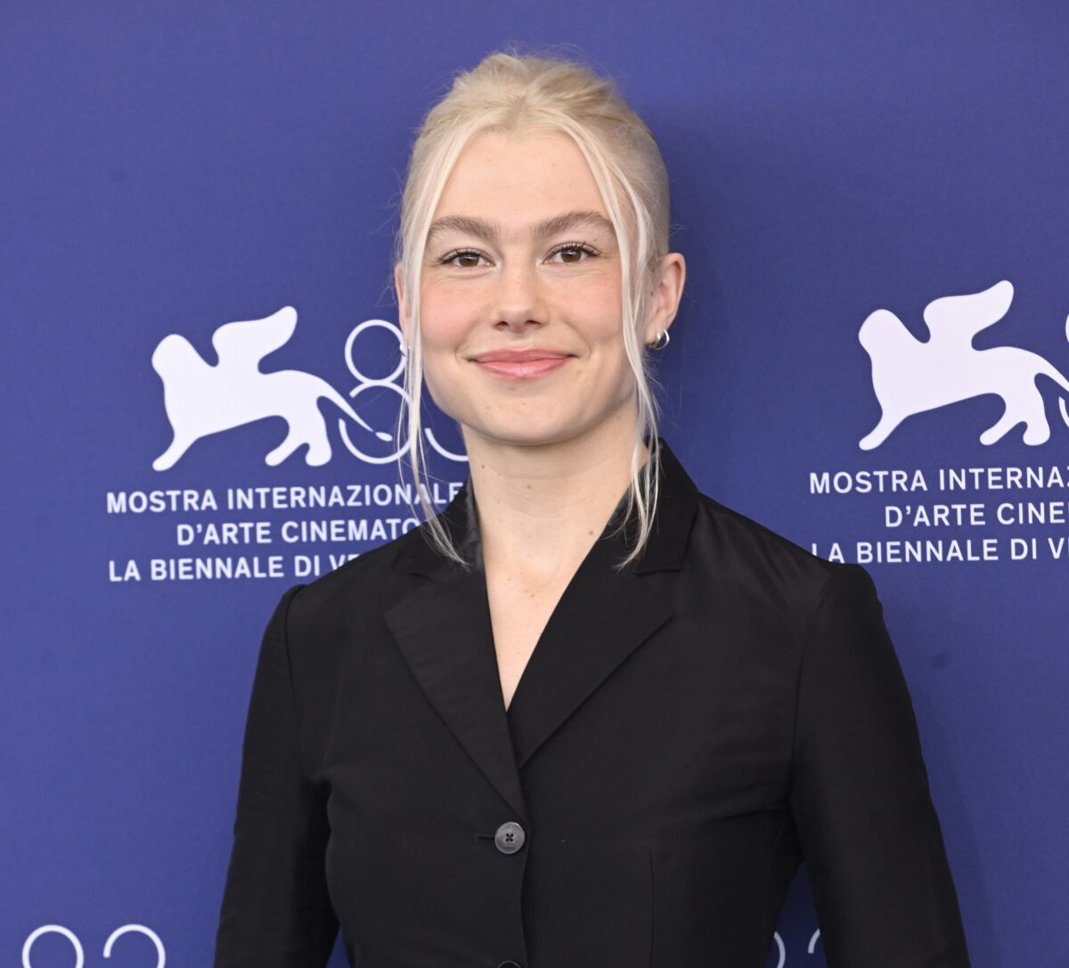 Phoebe Bridgers: Η εμφάνιση στη Βενετία με αξύριστα πόδια που δίχασε το διαδίκτυο