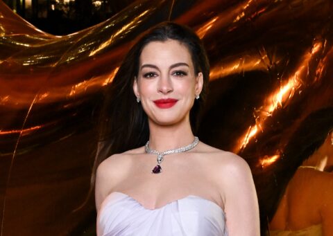 Anne Hathaway: Το cranberry red μανικιούρ της είναι ό,τι πιο κομψό για το φθινόπωρο