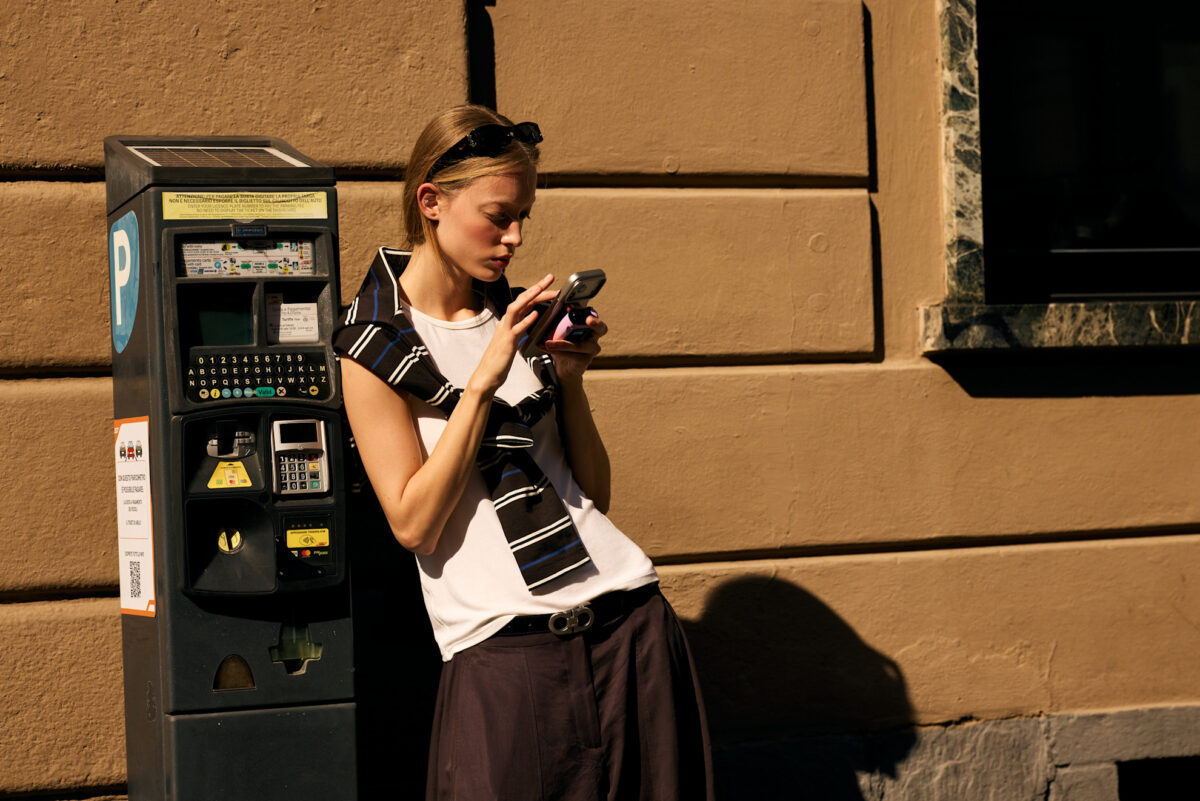 MLF Street Style: Λάμψη, σύγχρονη αισθητική και παράδοση – Τι φορέθηκε στους δρόμους του Μιλάνου