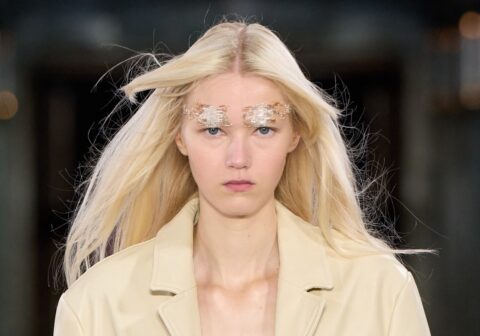 Έντομα, δάκρυα & holographic blush: Τα πιο συναρπαστικά beauty looks από την Εβδομάδα Μόδας του Λονδίνου