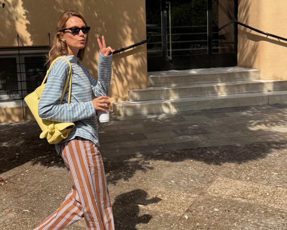 Βίκυ Καγιά: Φοράει δύο διαφορετικές ρίγες στο ίδιο look και σπάει τους στιλιστικούς κανόνες