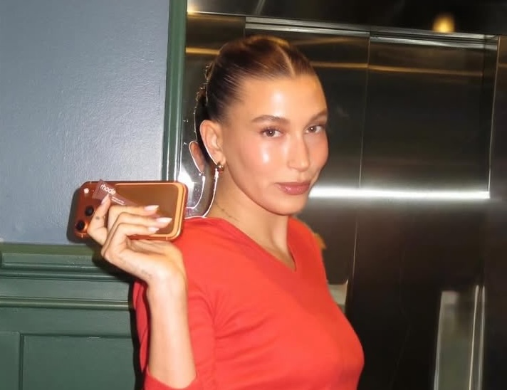 Το νέο χρώμα μαλλιών της Hailey Bieber είναι τo μεγάλο trend του φθινοπώρου