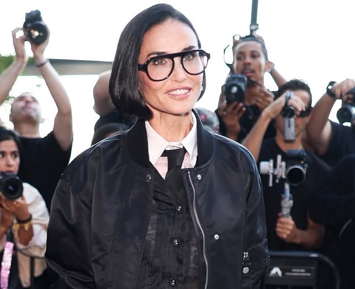 Demi Moore: Η αλήθεια πίσω από το κοντό καρέ της που τρέλανε το ίντερνετ