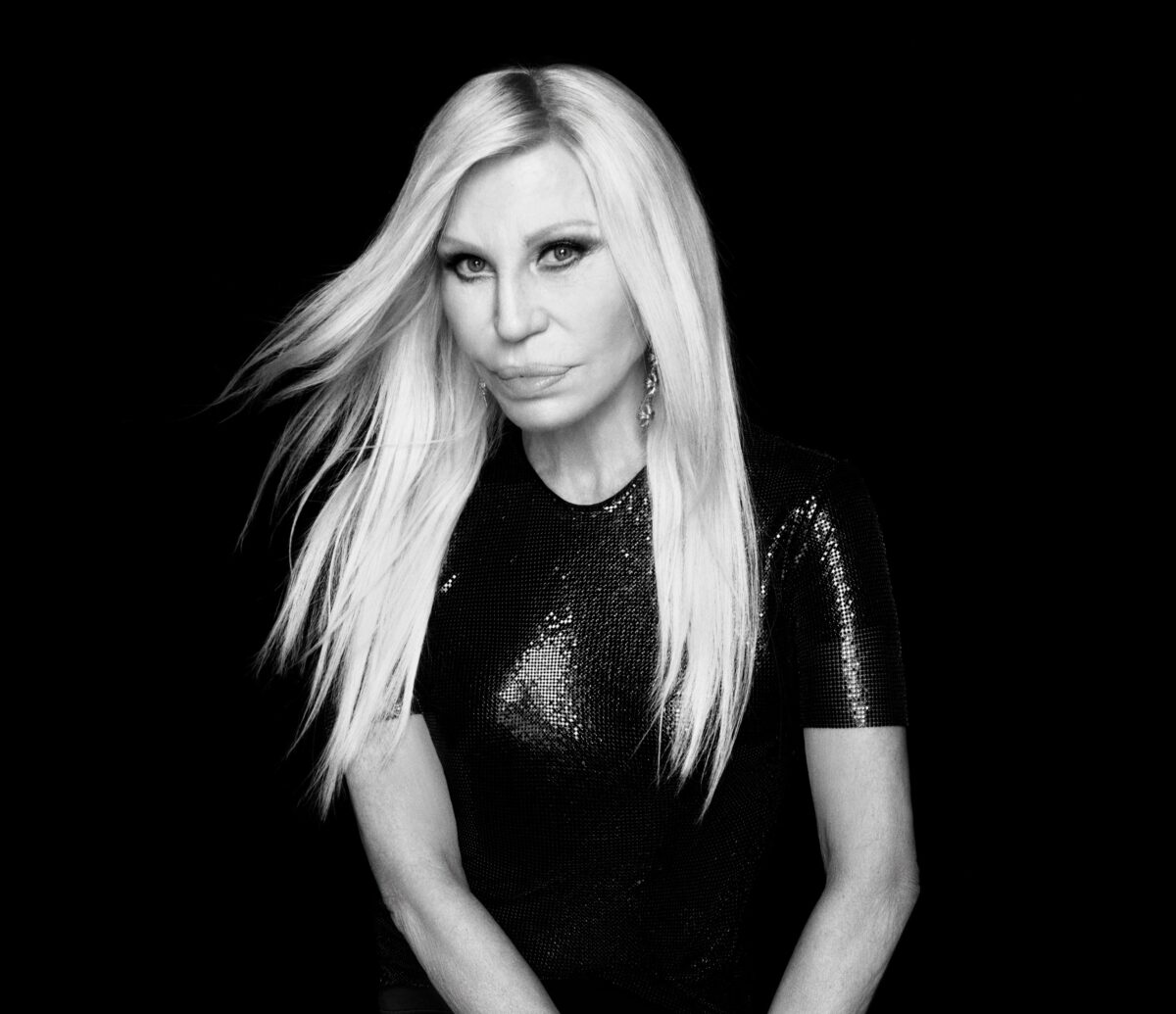 Η Donatella Versace κάνει την έκπληξη! Ιδρύει beauty & fashion brand σε συνεργασία με τη Revolve