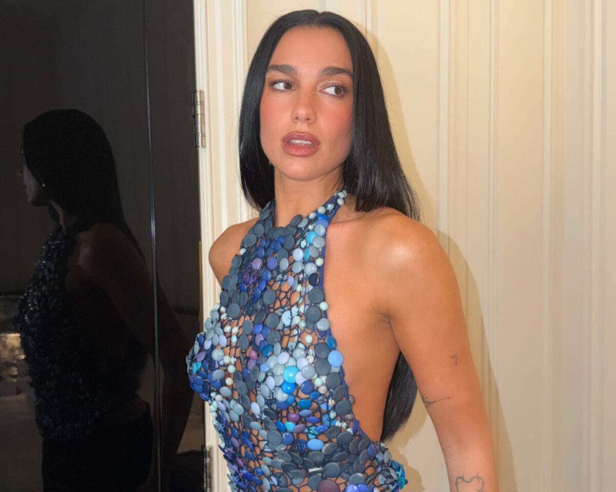 Η Dua Lipa με couture top από 740 vintage κουμπιά έκλεψε τις εντυπώσεις