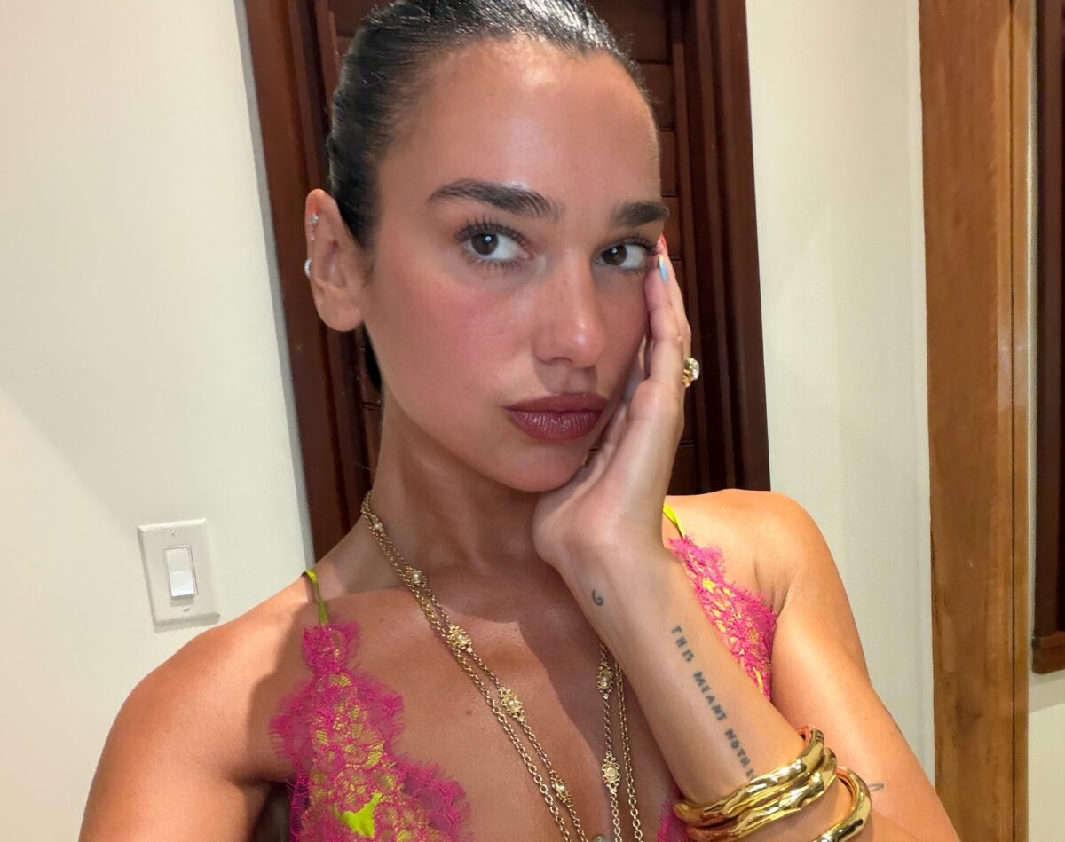 Dua Lipa: Το colorful γαλλικό μανικιούρ της είναι για όσες αρνούνται να μπουν σε φθινοπωρινό mood