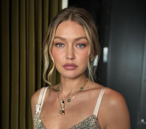 Η γαλλική πλεξούδα της Gigi Hadid είχε μια ρομαντική λεπτομέρεια που την απογείωσε