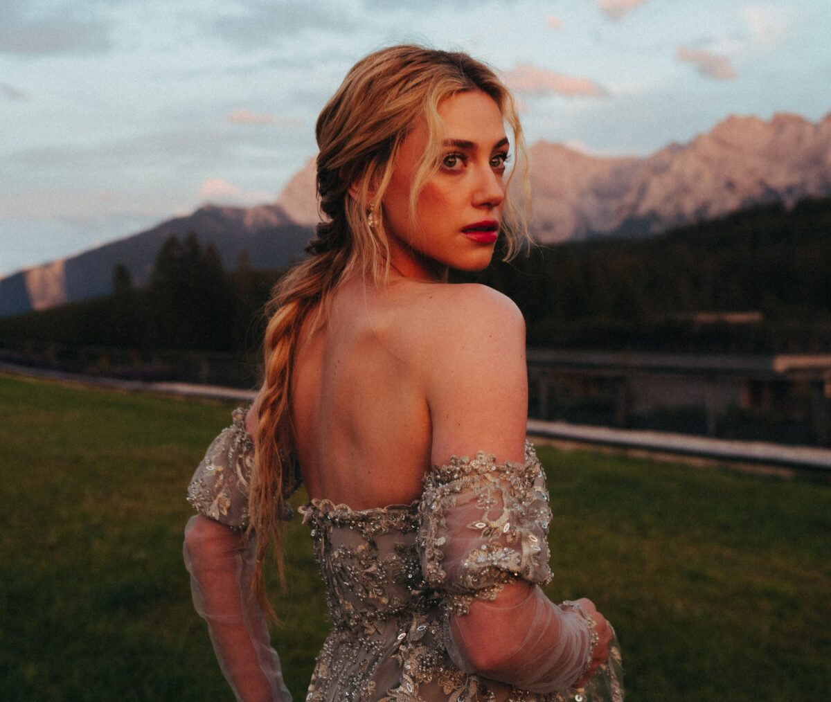 Τα outfits της Lili Reinhart είναι μια ωδή στις Rom-Coms που αγαπήσαμε