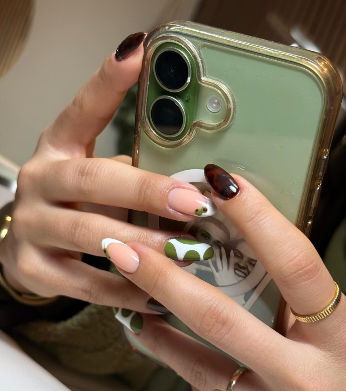 Ξέχνα τα συνηθισμένα: 9 φθινοπωρινά trends στα νύχια για να δοκιμάσεις τον Οκτώβριο