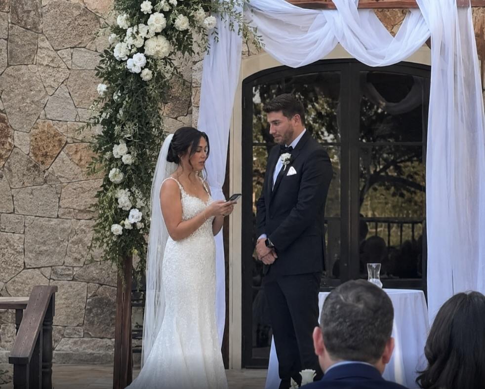 Νύφη διαβάζει μηνύματα του γαμπρού με άλλη γυναικα στην εκκλησία.