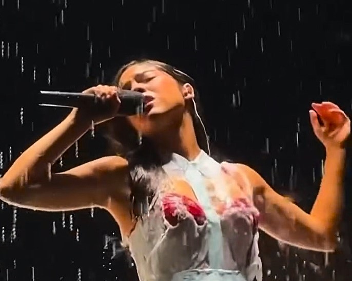 Το φόρεμα της Olivia Rodrigo έλιωσε -κυριολεκτικά- πάνω στη σκηνή
