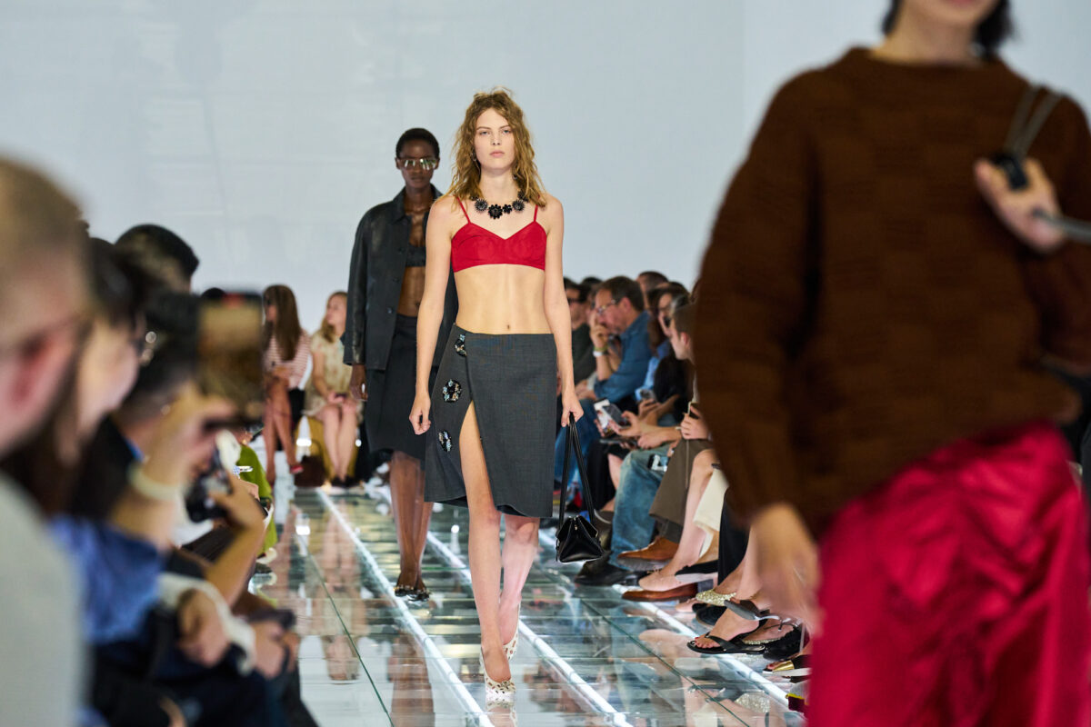 Prada SS27: Η “mama-Miuccia” αποθεώνει ξανά το πιο ευέλικτο κομμάτι της γκαρνταρόμπας