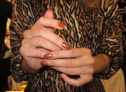 «Sunglass Nails»: Η νέα effortless τάση στα νύχια έρχεται από τη Νέα Υόρκη