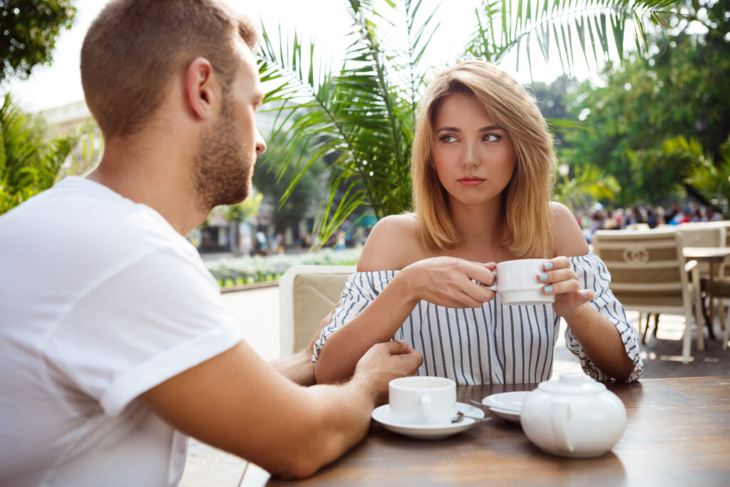 Ζευγάρι πίνει καφέ