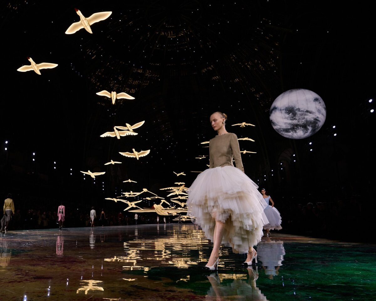 Paris Fashion Week: Η γεμάτη χαρά Chanel, οι πεταλούδες της Zimmermann και οι γυναίκες του Αφγανιστάν της Gabriela Hearst