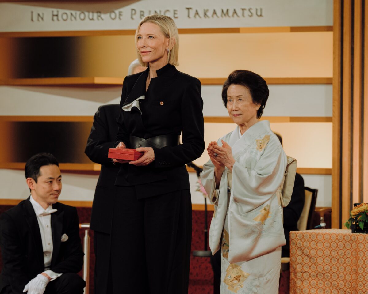 Cate Blanchett: Με ένα μαύρο κοστούμι αγκάλιασε τον ιαπωνικό μινιμαλισμό στο Τόκιο
