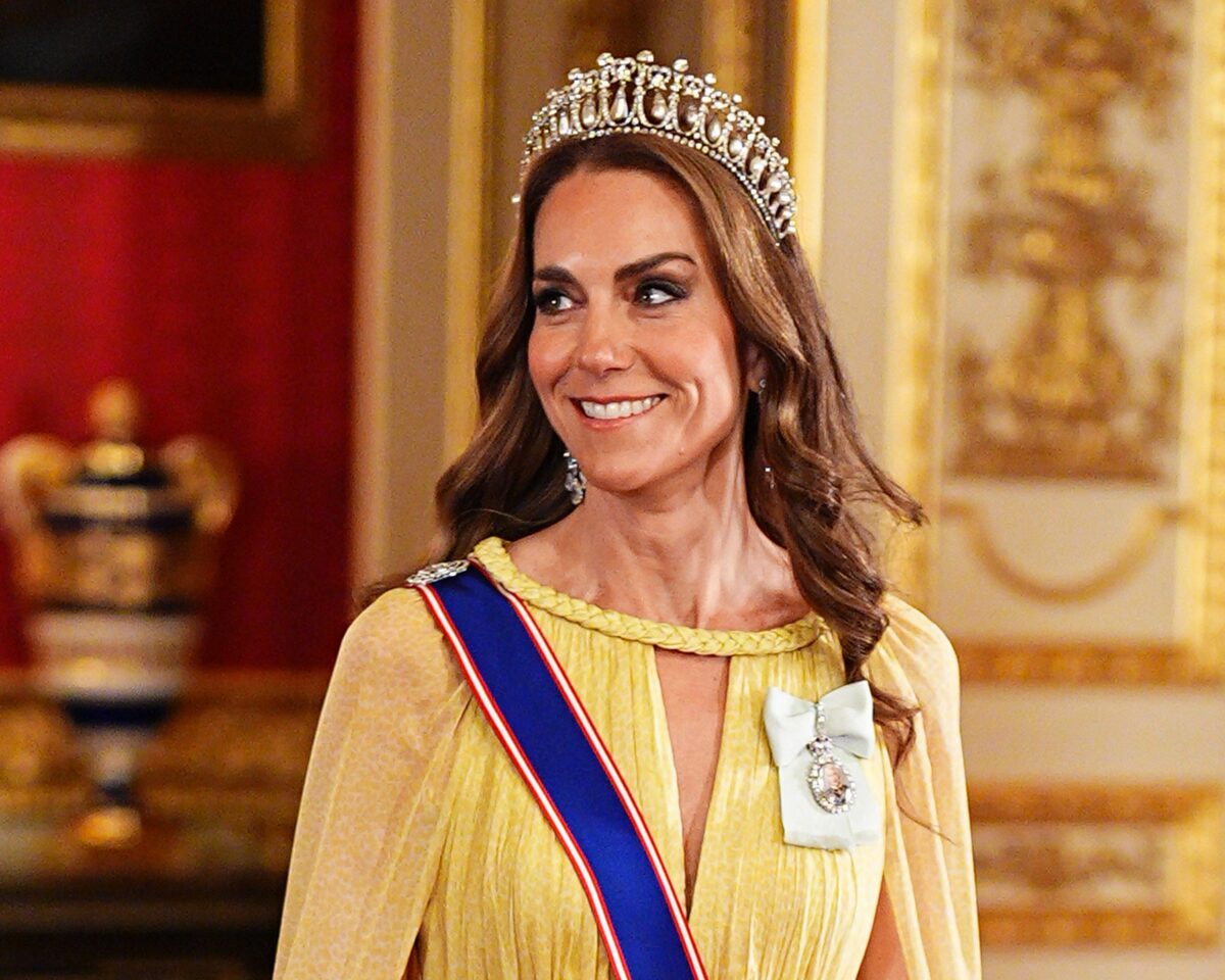 Η Kate Middleton λάμπει μέσα στο χρυσό της φόρεμα και τα διαμαντένια κοσμήματα, αλλά τι μας θυμίζει;