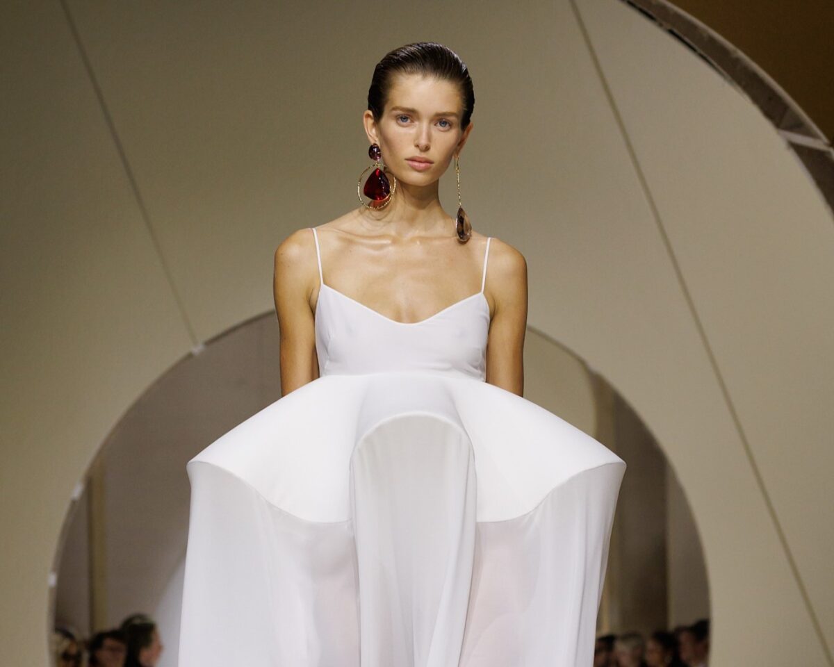 Paris Fashion Week: Unorthodox layering από τον Valentino, sporty-preppy από τη Miu Miu και «Αυτό που θέλουν οι γυναίκες» από τον Givenchy