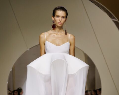 Paris Fashion Week: Unorthodox layering από τον Valentino, sporty-preppy από τη Miu Miu και «Αυτό που θέλουν οι γυναίκες» από τον Givenchy