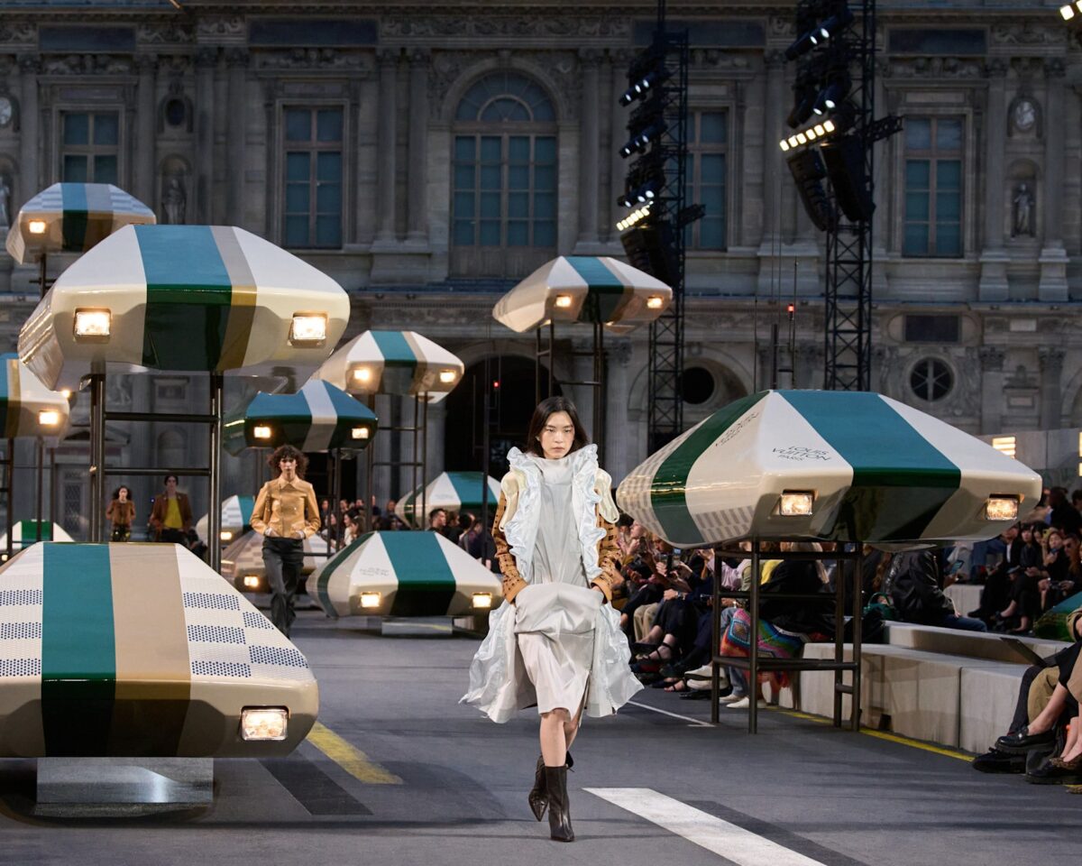 Paris Fashion Week: Ο Nicolas Ghesquière επαναπροσδιορίζει το στιλ του μέλλοντος με μια αέρινη συλλογή για τον οίκο Louis Vuitton