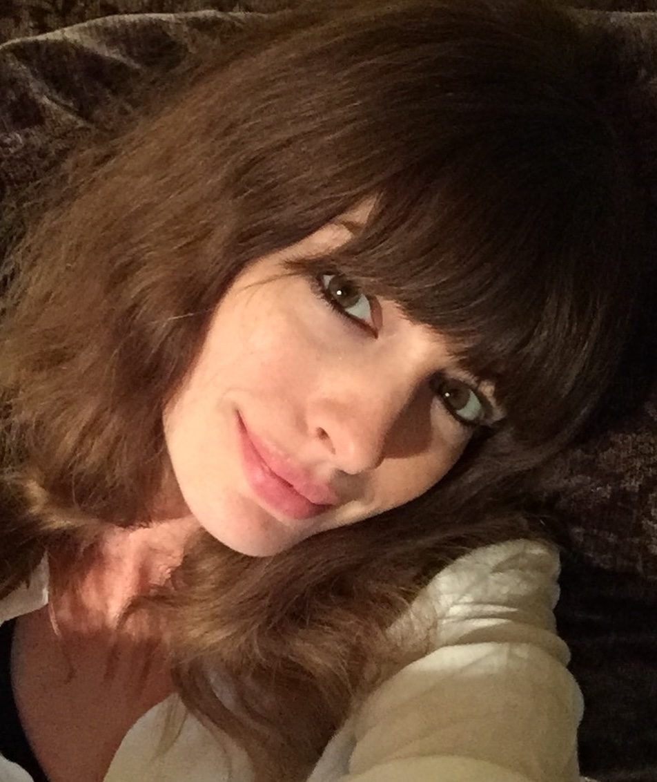 Πρησμένα μάτια: Η facialist της Anne Hathaway ορκίζεται σε αυτό το τρικ