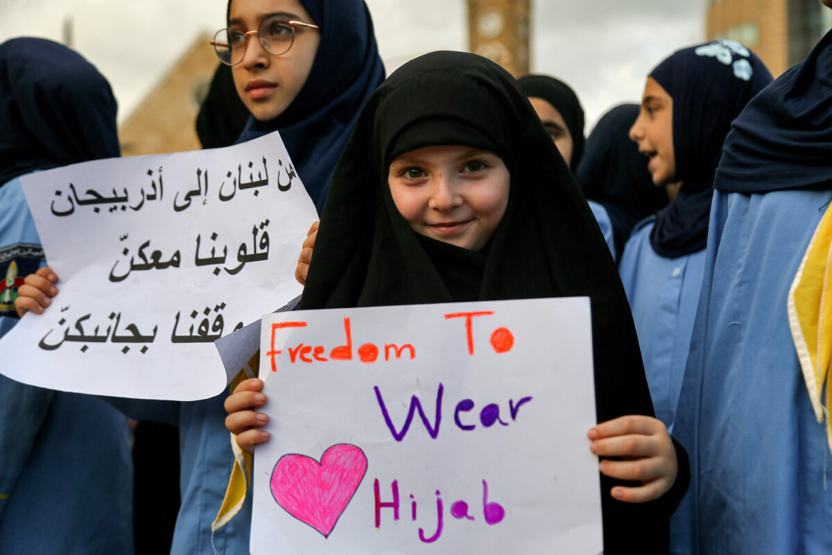 Κορίτσι διαμαρτύρεται για το hijab.