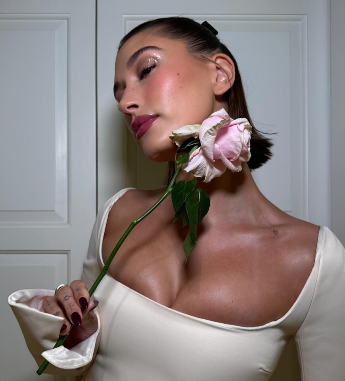Ξέχνα το contouring: Το Blush Draping είναι η viral τεχνική με το ρουζ που σμιλεύει το πρόσωπο