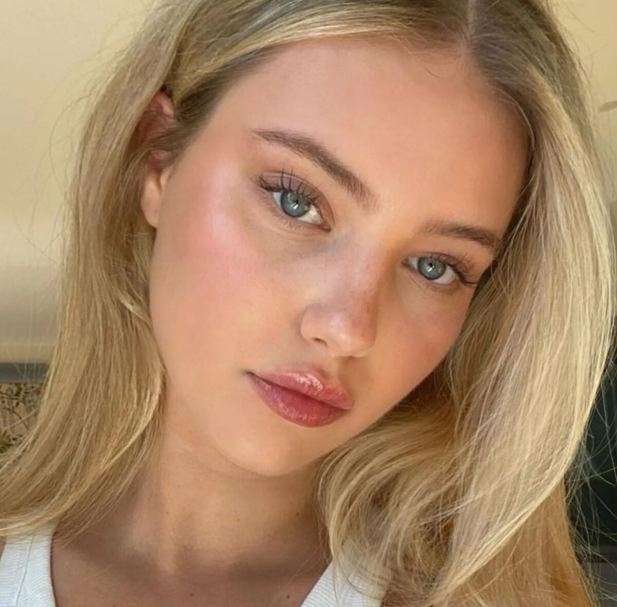 Clean Girl Makeup: 3+1 απλά βήματα για να υιοθετήσεις την πιο cool εκδοχή του