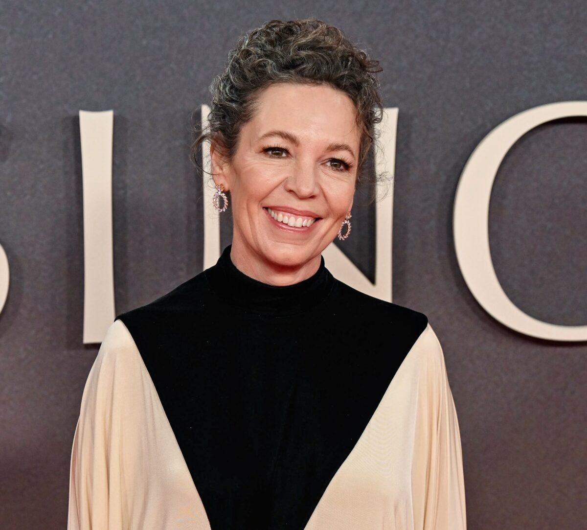 Το Negative Space μανικιούρ της Olivia Colman είναι απίστευτα κομψό – και μπορείς να το αντιγράψεις εύκολα