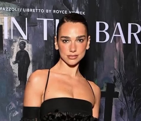 Dua Lipa: Το cat-eye μανικιούρ της έχει τη λάμψη των πολύτιμων λίθων – και θα το αντιγράψουμε ASAP