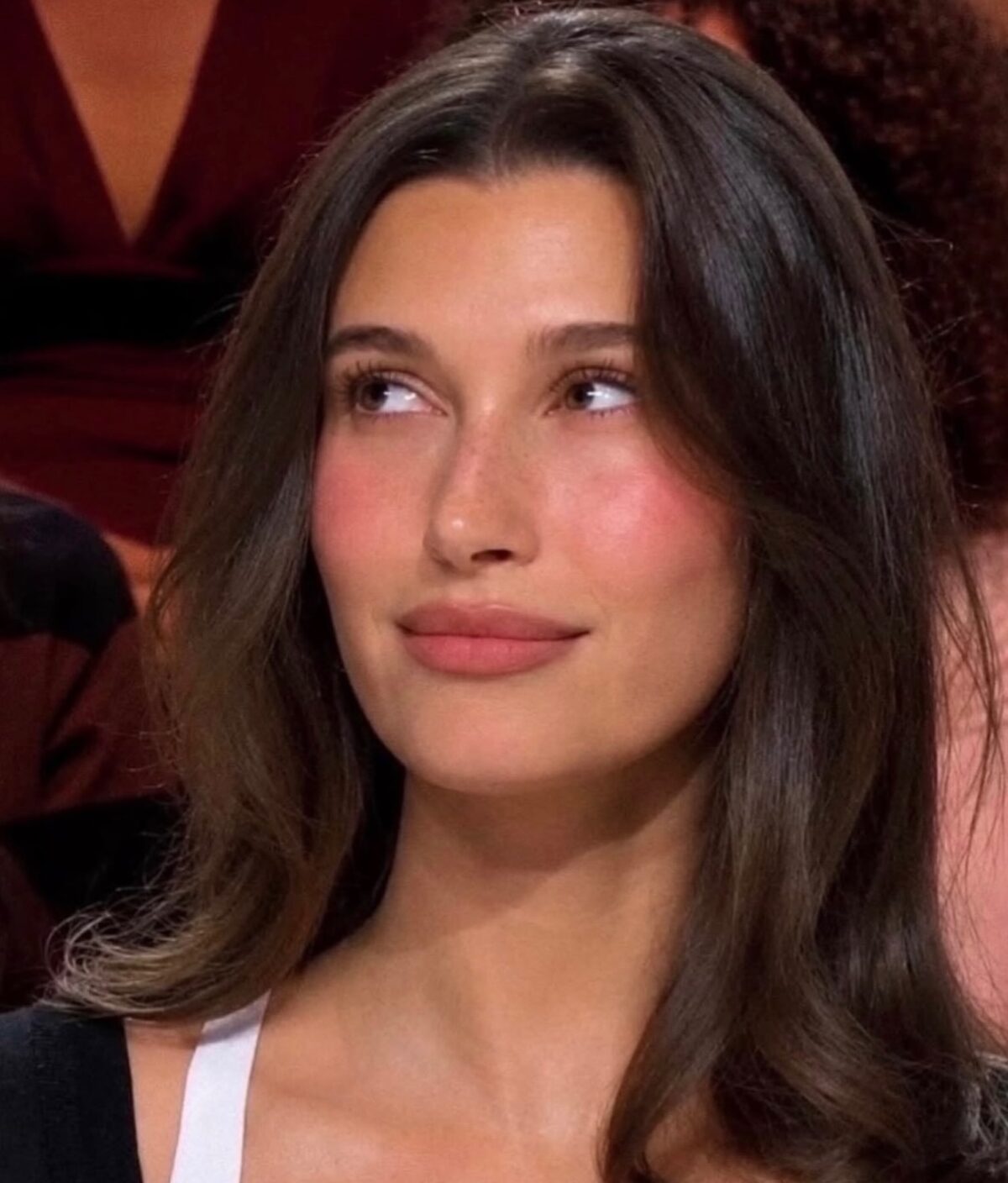 Το “French-girl” lip combo της Hailey Bieber φέρνει έναν παριζιάνικο αέρα στο φθινοπωρινό μακιγιάζ