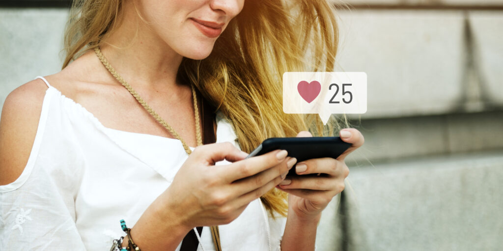 Κοπέλα κάνει like στο instagram
