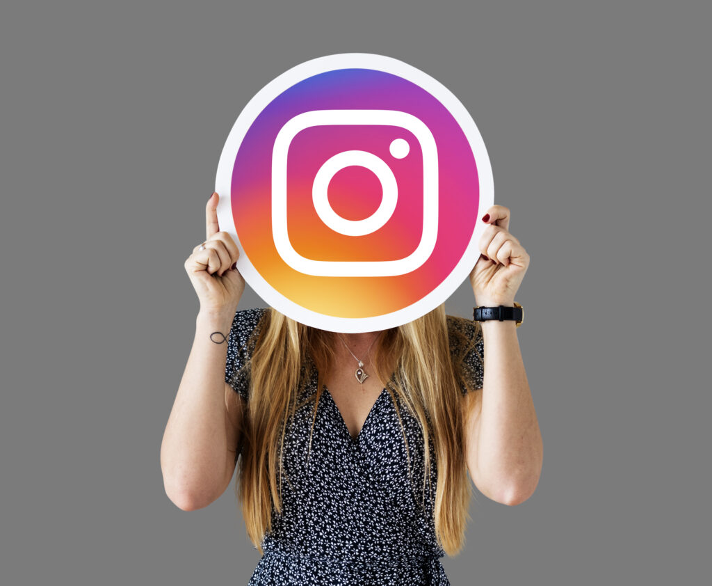 Κοπέλα κρατάει το σήμα του Instagram