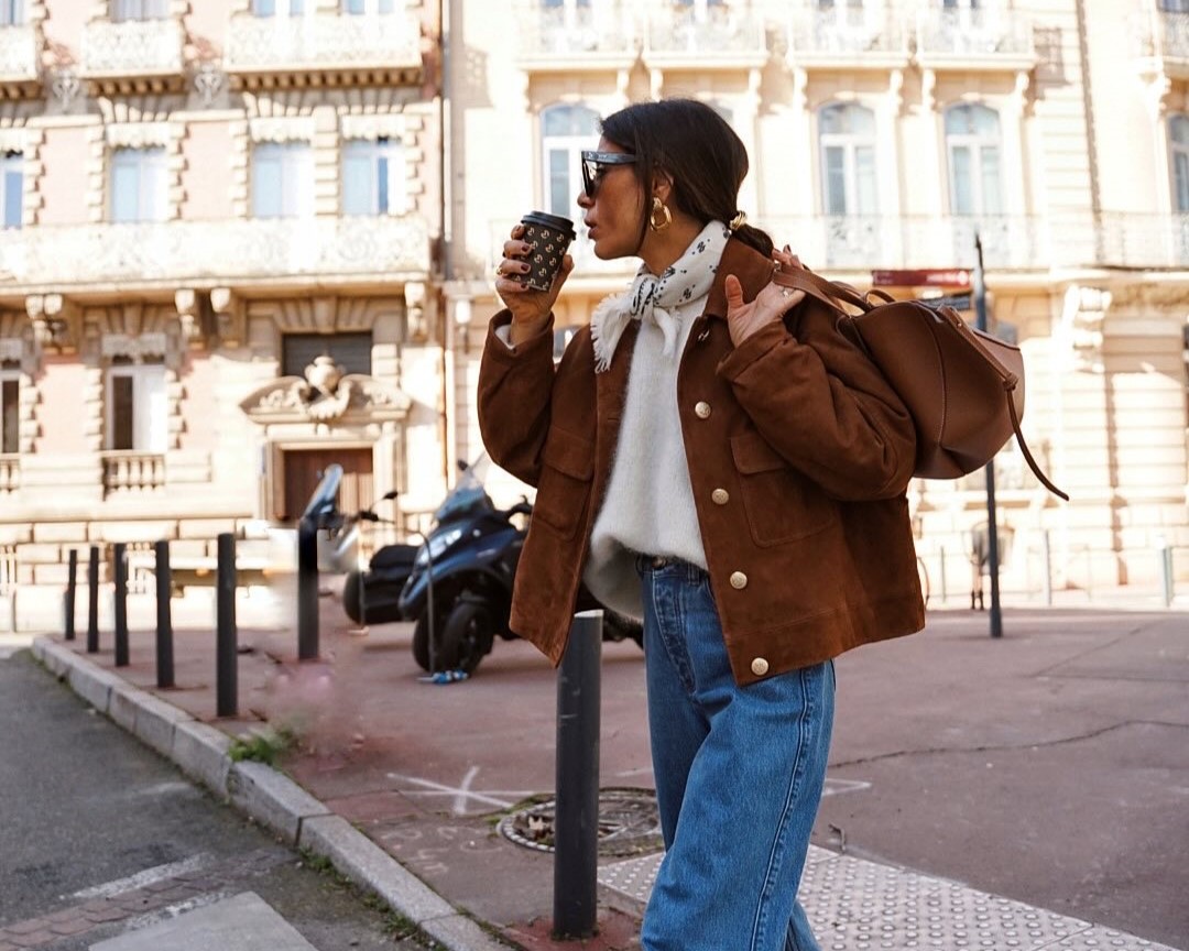 Καφέ Σουέτ Jacket: Το πανωφόρι που υπόσχεται να απογειώσει κάθε σου look – 4+1 cool looks