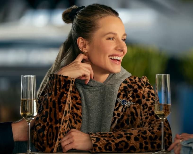 Πώς η Joanne του «Nobody Wants This» παρέδωσε το απόλυτο μάθημα στιλ για το αεροδρόμιο – 3+1 κομμάτια για να το αντιγράψεις