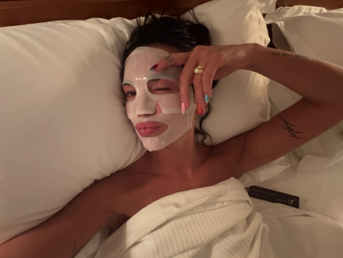 Βραδινό skincare: Πόσα προϊόντα χρειάζεται πραγματικά το πρόσωπό σου; Η δερματολόγος απαντά