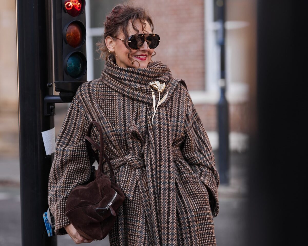 Είσαι άνω των 50; Τα 4+1 stylish looks για το γραφείο που θα σου λύσουν τα χέρια τα πρωινά