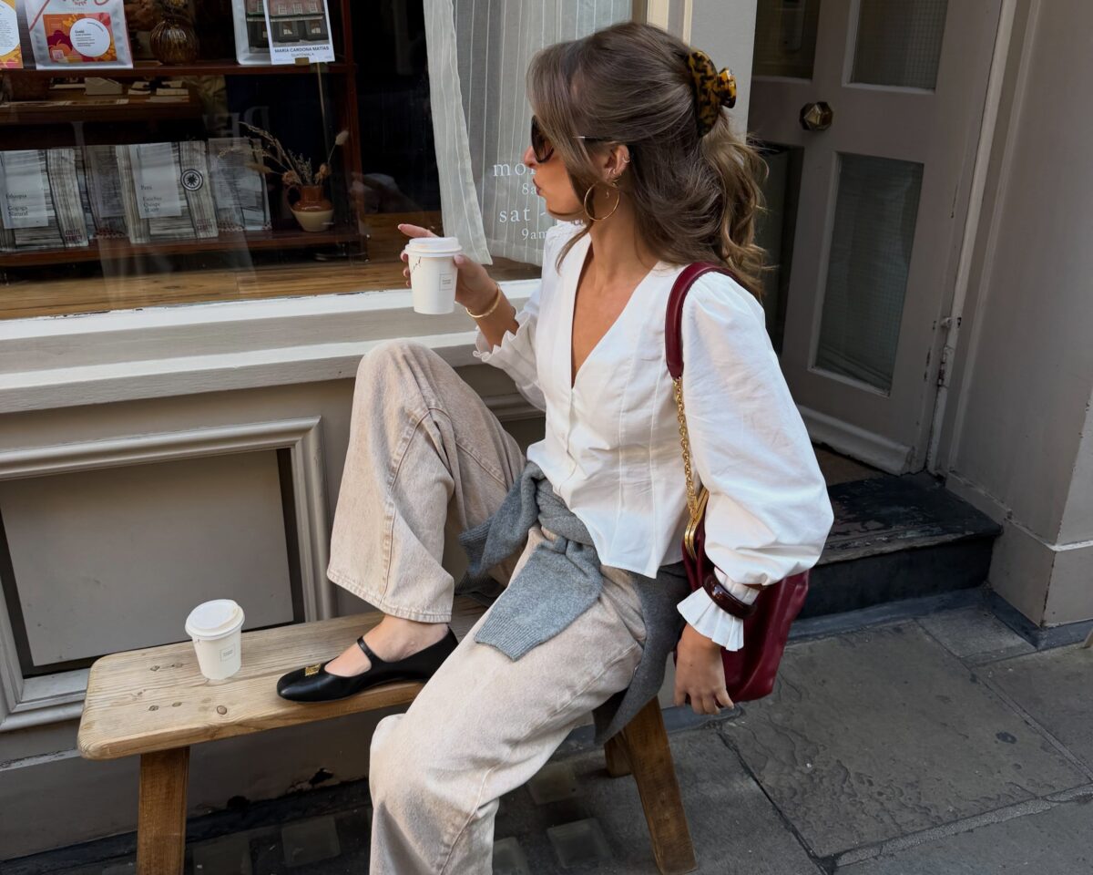 New Trend Alert: Το sand denim παντελόνι φρεσκάρει τα καθημερινά μας looks – 4+1 updated κομμάτια για να το ενσωματώσεις στην ντουλάπα σου