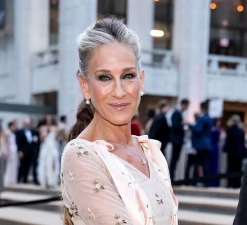 Η Sarah Jessica Parker αποκάλυψε το signature άρωμά της που μυρίζει… vintage σουέτ
